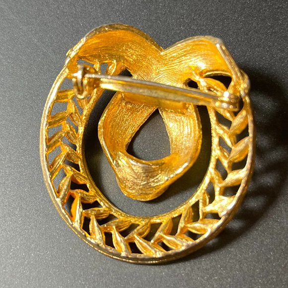 vintage Trifari cress brooch pin. - Picture 2 of 2